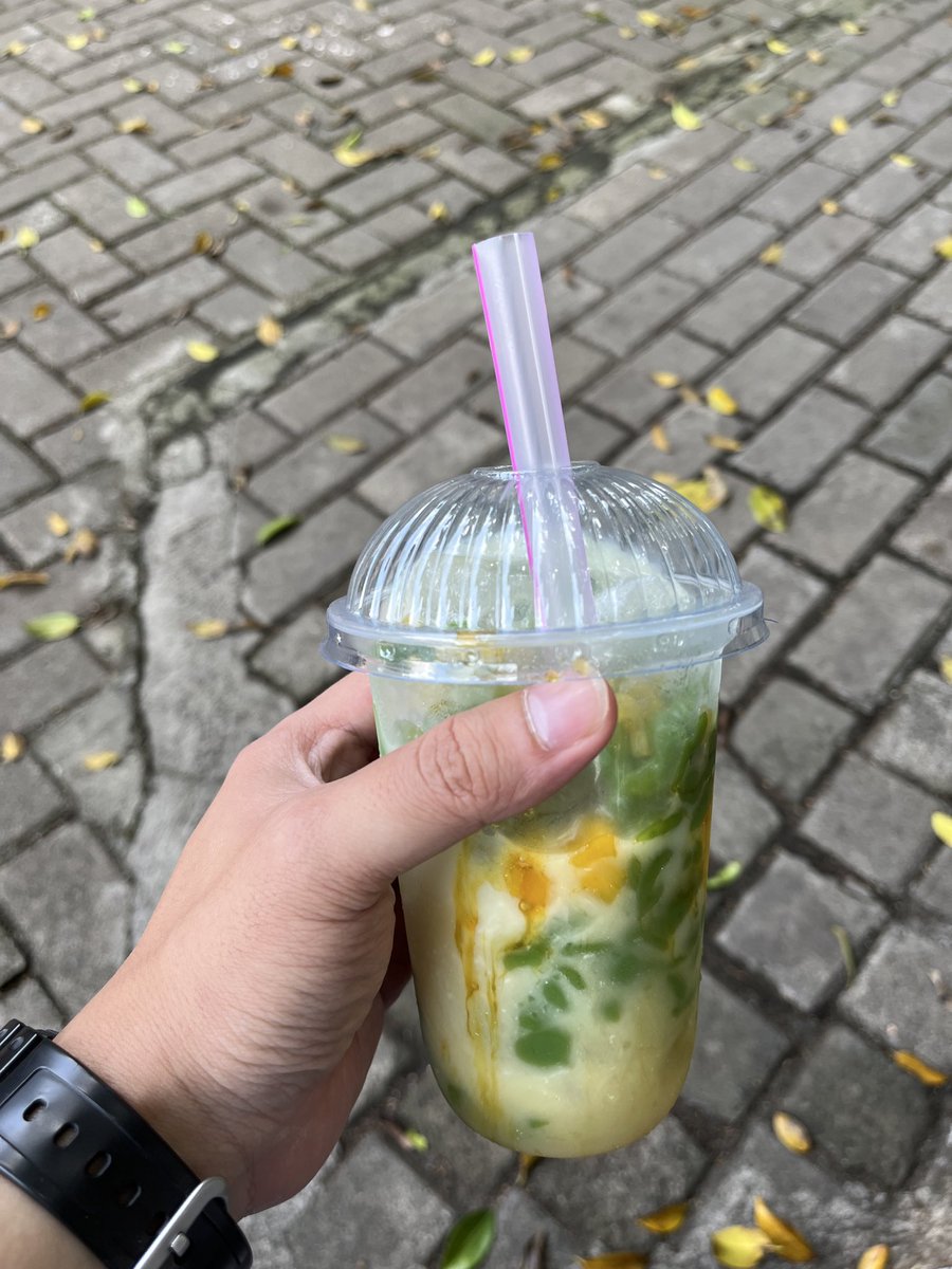 siang-siang panas gini paling enak minum yg mengandung es, 
contohnya es dawet ini 🧋

minuman andalan kalian apa kalo pas siang panas cuacanya?