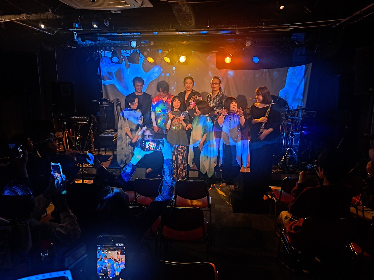 rekate23's tweet photo. #直近のライブでの備忘録
4/27  岡山モグラで　優香 Birthday LIVE
キーボード上手いから。そしてサックスも上手い。
ライブ構成は興味深々。
ロック、フュージョン、AOR等
音楽の背景が見えたかな？
私は、全曲クラシックに聞こえた。
夥しいスコアの前にいる人たちの演奏だ。
圧巻はレッド・ブーツ https://t.co/31GLM4tW8I