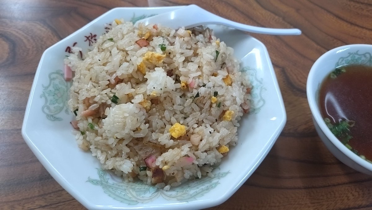genta6489's tweet photo. 何故か懐かしい味がする伊東駅近くの大衆食堂のチャーハン。米粒の粘りと、ちょっとスモーキーな香ばしさがある。チャーハンと言うよりヤキメシと呼ぶ方が相応しく思う。ごちそうさまでした。 https://t.co/D1M19603tG