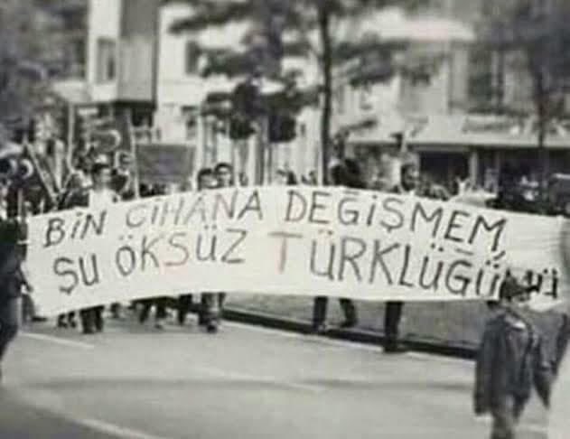 25Ays's tweet photo. Bizim Türkçülüğümüz asla ırk veya genetik esaslı bir Türkçülük değildir. Bizim Türkçülüğümüz tarih ve kültürümüzün bize yüklediği vazife gereği ortaya çıkan bir şecaat halidir.
#3Mayıs 
#3MayısTürkçülükGünü 
#3Mayıs1944 https://t.co/iQVs5vD0a3
