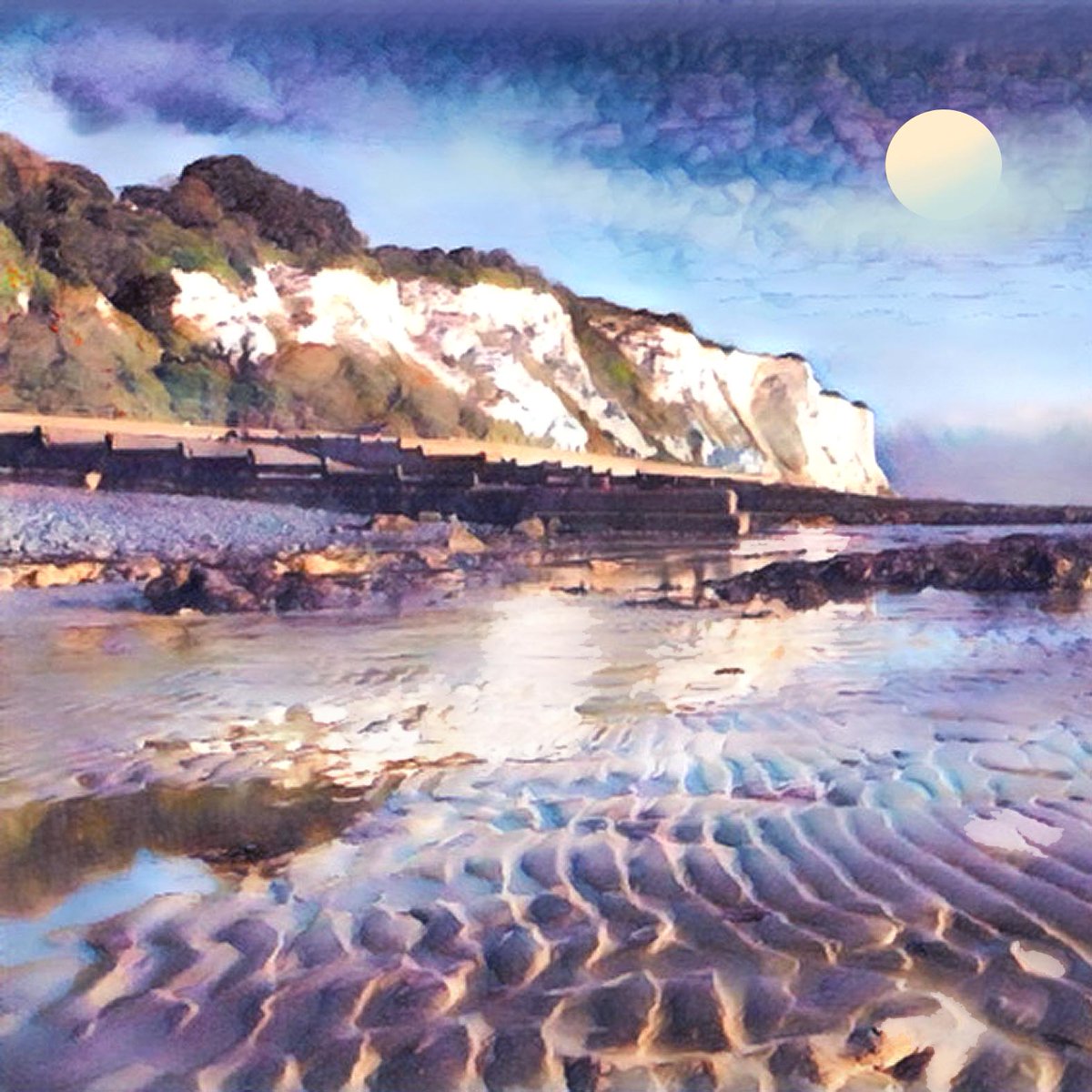 RuthMcDonald1's tweet image. Love to see pattern in nature from the texture of the cliffs and little rocks to the undulating pattern of the shoreline - even the groynes add shape 
#sunday #seaside #Kent #Kentcoast #cliffs #chalkcliffs #ripples #whitecliffs #moonlight #waxingmoon #coloursinnature #cloudysky