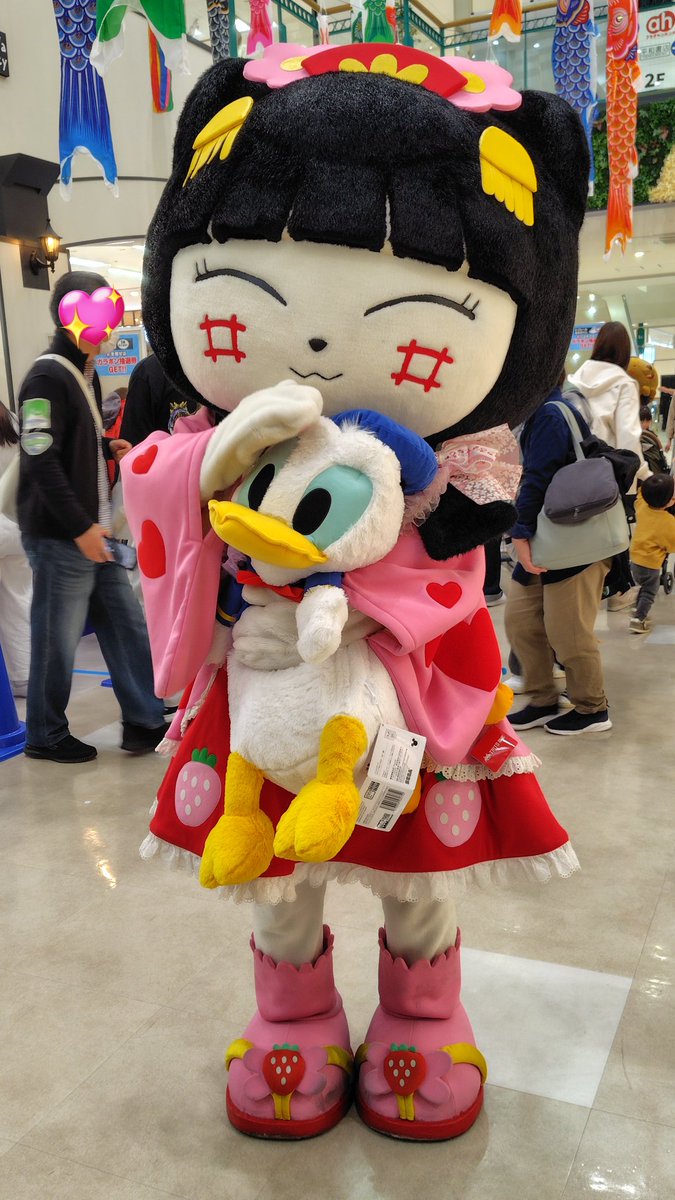 nikonyan_'s tweet photo. ファンの方にドナルドダックもらってご満悦の姫🍓かわいい〜癒された❤️
#やちにゃん ビバシティ彦根 https://t.co/5fVRFV7Lk5