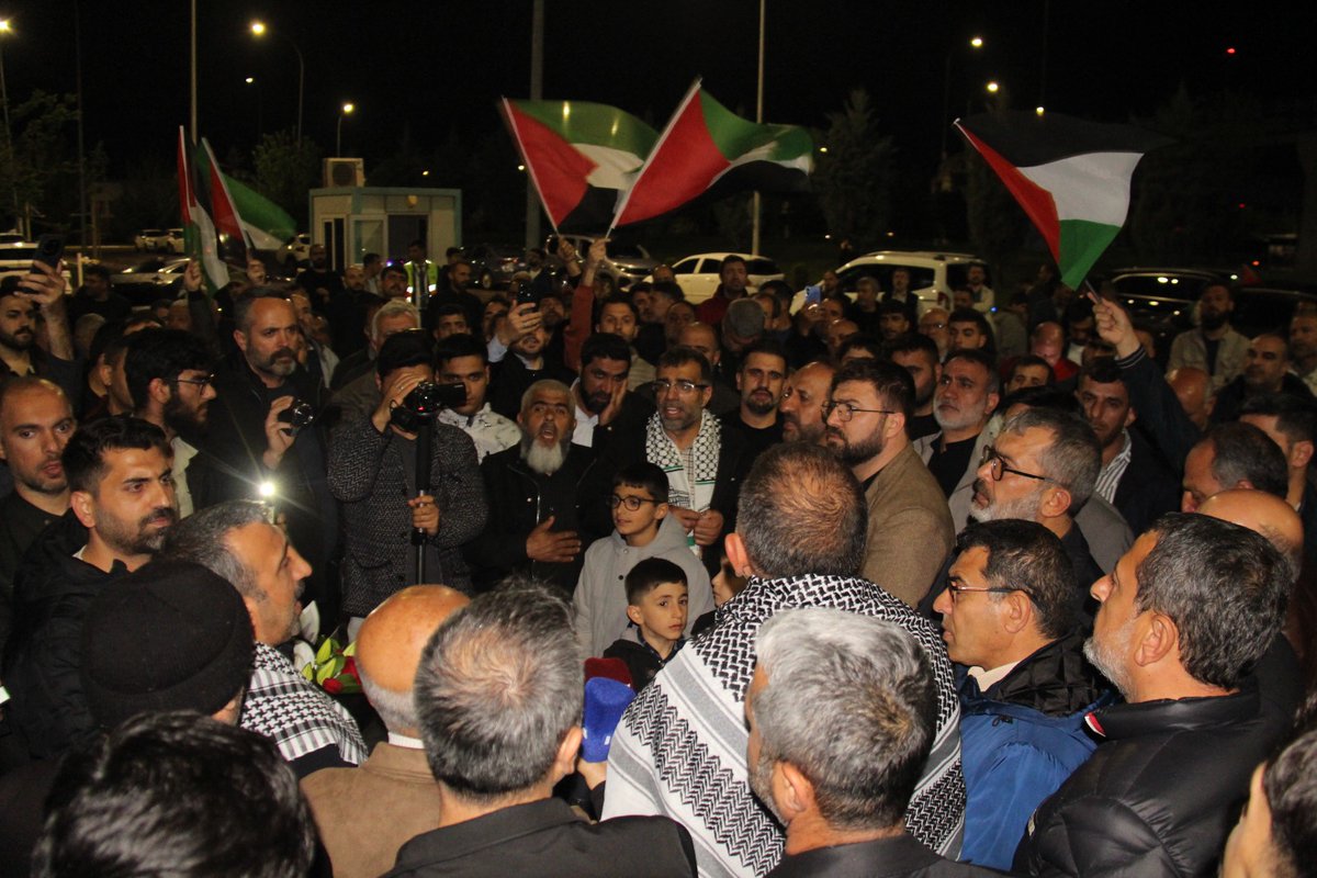 ebsdiyarbakir1's tweet photo. Gazze'ye insani yardım götürmek üzere İtalya'dan yola çıkan ve işgal rejiminin alçakça müdahalesiyle alıkonulan Sumud Filosu aktivistlerinden Diyarbakır Memur-Sen İl Başkanımız Sayın Ramazan Tekdemir'i  Diyarbakır Havaalanında muhteşem bir coşku ile karşıladık.
#GazaGenocide‌ https://t.co/6h7uGykFsD