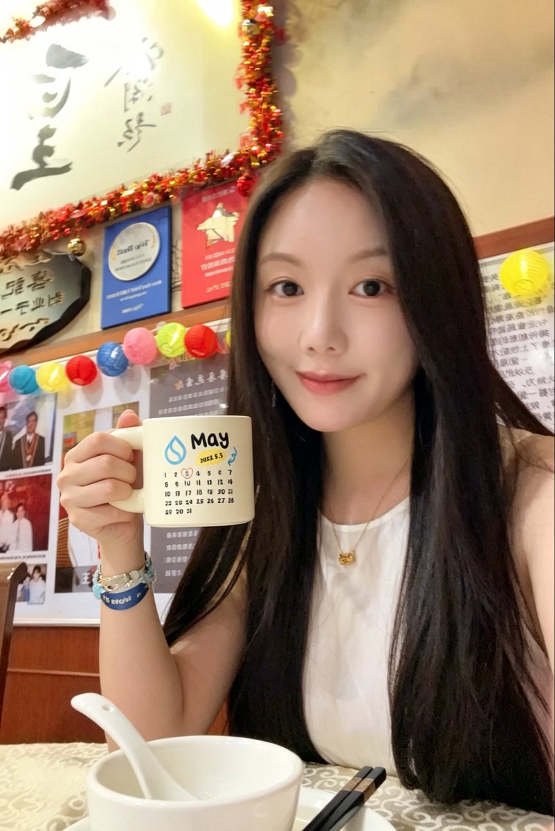 CindyCreation's tweet photo. $Sui 三岁了，我们陪伴Sui走过了一个牛熊。

💝胖迪准备了5套Sui马克杯周边送给家人们（一键三连并留言你对Sui的期待和祝福！48小时后开奖）

这次在香港参加Sui House 和Sui Connect活动，深深感受到了团队的细致、用心、负责和对未来清晰的规划。准备的礼品都超级精美价值不菲。

在我眼里它还是个孩子，但已经有了成熟公链的稳定性、效率、安全，以及成为终极金融基础设施的先天条件！

胖迪一直在玩儿Sui上的项目，也非常看好Sui的生态和Sui链的技术框架，它非常适合有大规模支付需求的超级大客户，例如银行、大型跨国公司等，所有的资产在Sui上的所有权、合规性、高频支付、赎回、收益权分配都能很好地实现！而且刚联合Strip推出了Sui平台稳定币USDsui, 收益都会回流到生态！

我相信在 #RWA 这个赛道，sui有机会成为龙头。