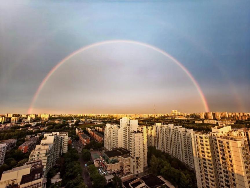touch_beijing's tweet image. A magnificent #rainbow appeared in over southeastern part of #Beijing on the evening of May 2. The huge semicircular are stretched across the #sky, shimmering in the #sunset glow, with faint traces of a secondary rainbow visible nearby, showcasing the wonders of #nature.