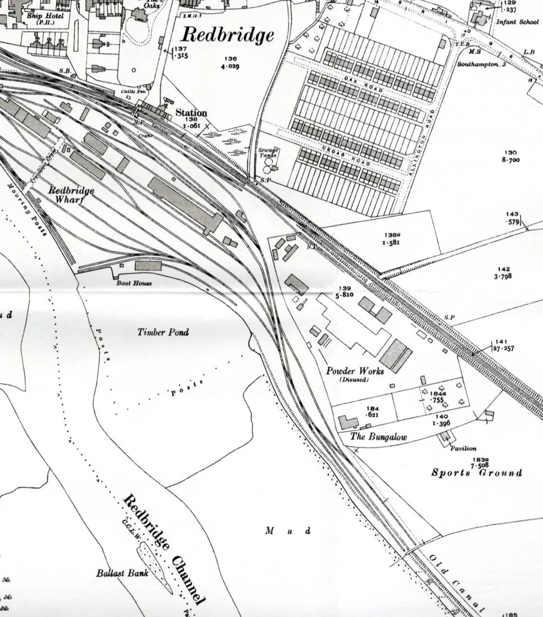 alangodfreymap's tweet image. Southampton (Millbrook &amp;amp; Redbridge) 1931
Our introduction notes the importance of #Southampton to the UK over the last 100-150 yrs, its growth as a port &amp;amp; the industry that grew up around it. The movements &amp;amp; influx of people into &amp;amp; around the city is breath-taking to read about.
