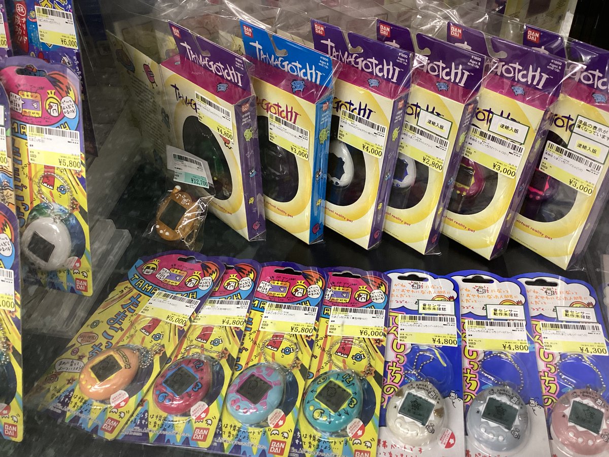 atoo4f's tweet photo. #駿河屋 大阪日本橋本館　1Fゲームフロアです！
レトロLSIのたまごっちが多数入荷いたしました🥚🥚🥚

あの頃欲しかったあの色のたまごっち
育てるのに苦労したあのキャラクター
もう一度手にしてみませんか❓

是非ご来店ください❢❢ https://t.co/k52ejHcqjK