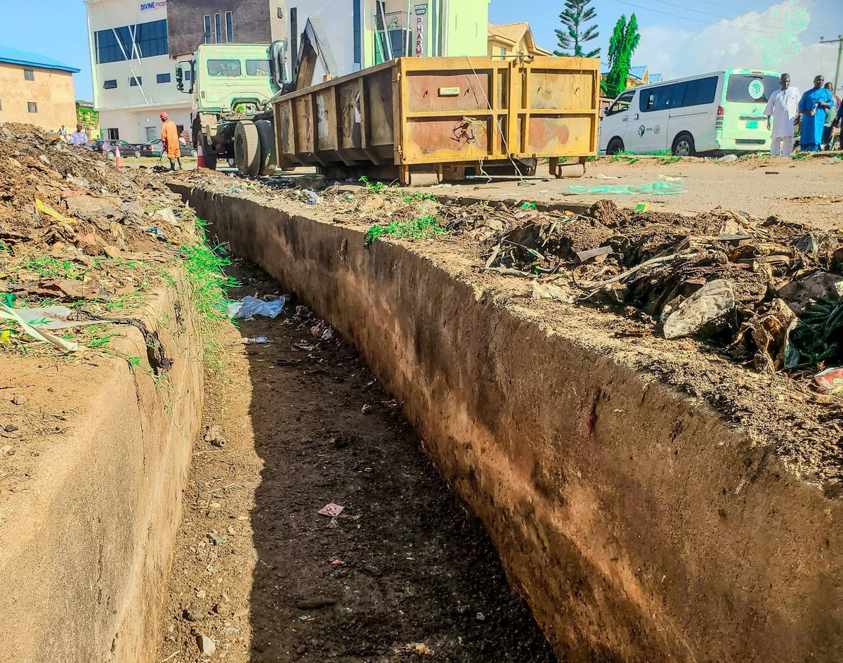 pepsaplgov's tweet photo. This exercise is aimed at ensuring the free flow of water through drainage systems and preventing blockages that could lead to environmental hazards. https://t.co/OYbkuO6xUg