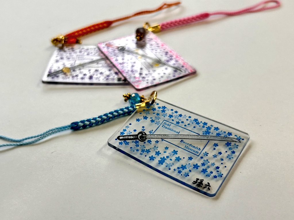 明日の令和8年5月4日(月･祝)に
オリジナル日本刀のキーホルダーを作るワークショップを開催します！

◆日時
   午前:9時〜12時
   午後:13時30分〜15時30分
◆費用　300円(別途入館料が必要です)
◆定員　最大50名

参加ご希望の方は、当日に関鍛冶伝承館1階受付にお申し付けください