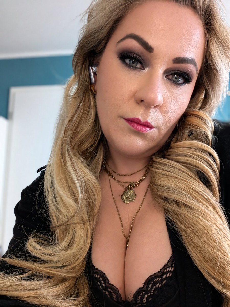 PrettyKittyCon's tweet photo. Dark eyes, dirty thoughts... 😉 What are your dirtiest thoughts about me?
#OnlyFansGerman #SmokeyEyes #BlackLace #DirtyThoughts #OFPromo #OFcreator #MILF https://t.co/EfS5whiW1H