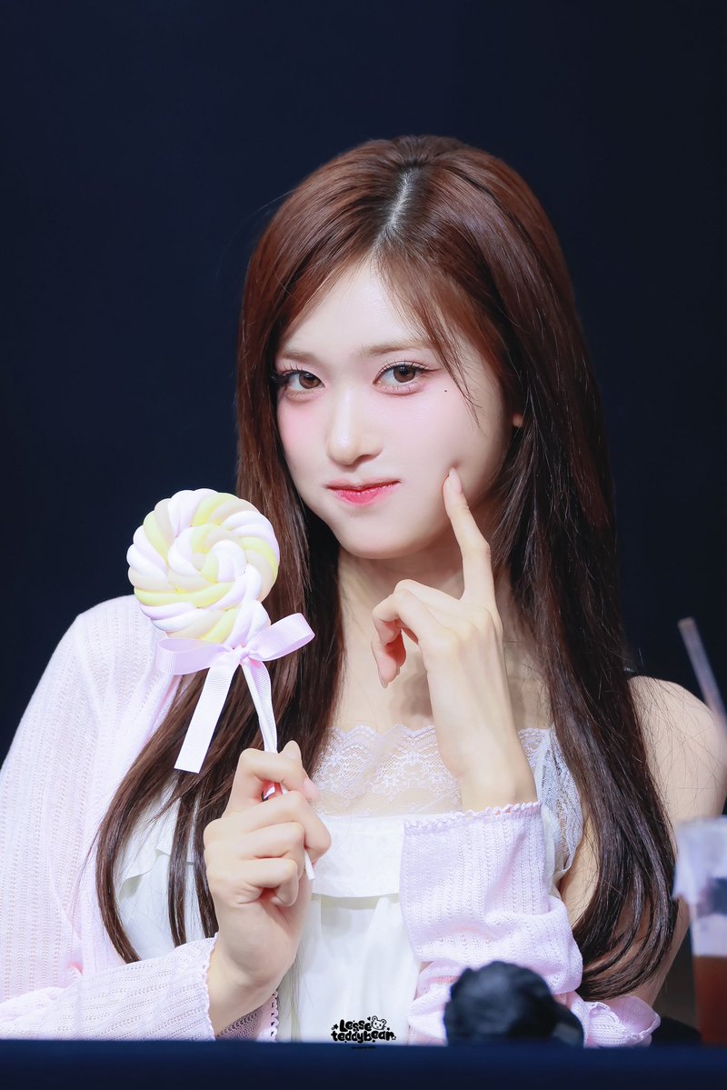 Leeseo teddy bear tweet media
