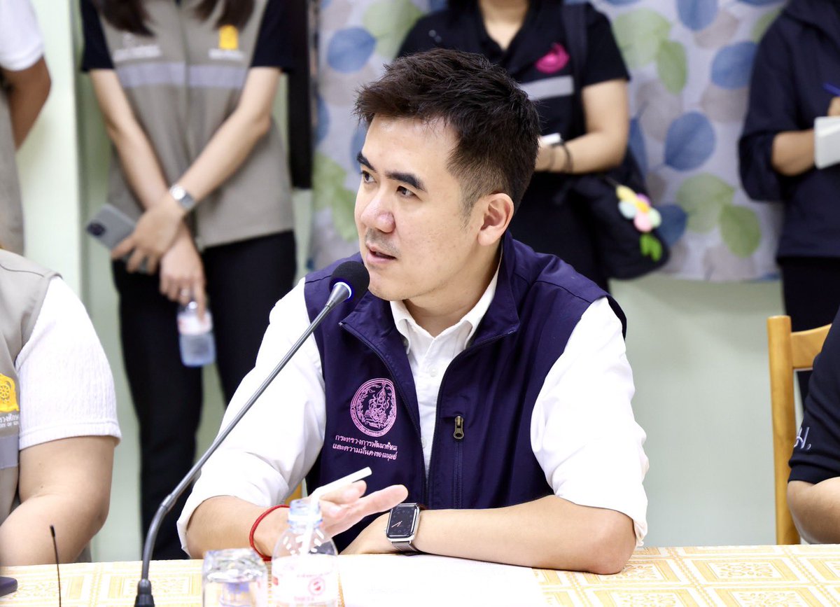 ChaninNume's tweet photo. วันนี้ ผมรับมอบจาก รมว.นิกร โสมกลาง @NSoemklang ร่วมลงพื้นที่ประชุมติดตามความคืบหน้าการช่วยเหลือเด็กนักเรียนที่ประสบปัญหาการล่วงละเมิดทางเพศในสถานศึกษา และหารือแนวทางการช่วยเหลือเด็กในระยะยาวร่วมกับทีมกระทรวงศึกษาธิการ นำโดย รมช.กอล์ฟ @GolfAkkaranan 

กรณีการกระทำด้วยความรุนแรงในโรงเรียนไม่ว่าในลักษณะใด ทางกระทรวงการพัฒนาสังคมและความมั่นคงของมนุษย์พร้อมทำงานร่วมกันกันกระทรวงศึกษาธิการ เพื่อให้เกิดการบรรเทาสถานการณ์อย่างทันท่วงที 

เนื่องจากเมื่อผู้ถูกกระทำเป็นเด็กและเยาวชน หากไม่ได้มีนักจิตวิทยาหรือนักสังคมสงเคราะห์เฉพาะทาง เข้าประเมินสถานการณ์และให้การช่วยเหลือ อาจสร้างบาดแผลในใจและเป็นปัญหาสภาพจิตใจเรื้อรังได้ 

จึงคาดหวังว่าต่อไป ทั้ง 2 กระทรวงจะทำงานร่วมกันอย่างบูรณาการ เพื่อดูแลเด็กและเยาวชนในสถานศึกษาอย่างดีที่สุดครับ