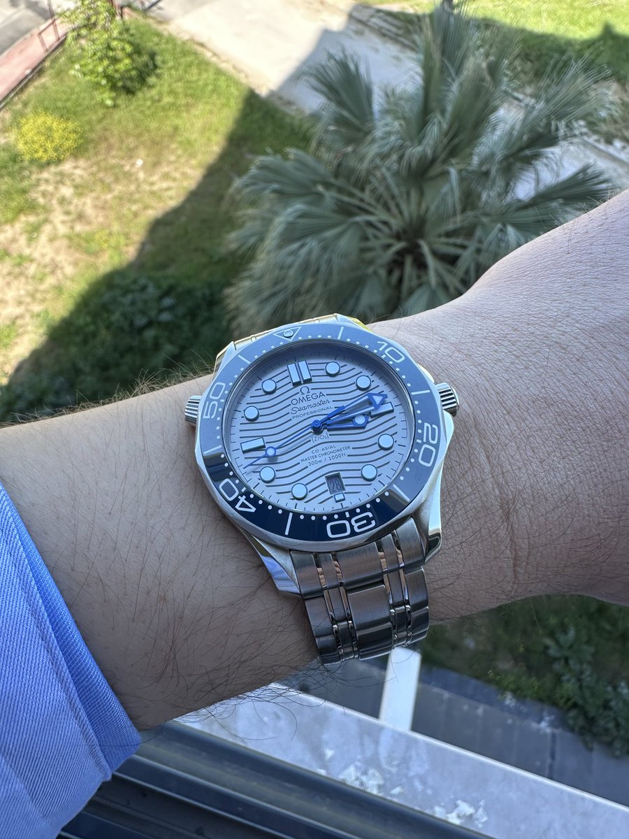 syJackaL's tweet image. Why don’t people prefer the grey dial seamaster pro 300 ? By the way i love it 🙂. #watches #seamaster #watchcollector #horology #omega