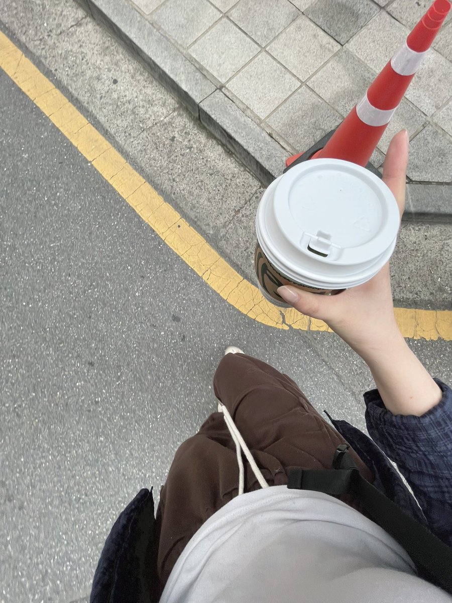kistchberry's tweet photo. 재수생 근황..
아침마다 음료를 사서 학원에 가요🍰 https://t.co/CnYn9CviVz