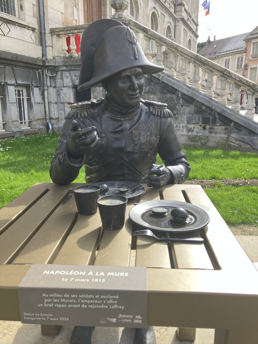 Clalaucla's tweet image. Le pic de BUR (à gauche), la tête de l’OBIOU (le bœuf), le grand Ferrand vus depuis la Matheysine. L’empereur Napoléon 1er déjeunant devant la mairie de LA MURE. #la-mure #napoleon #obiou #matheysine