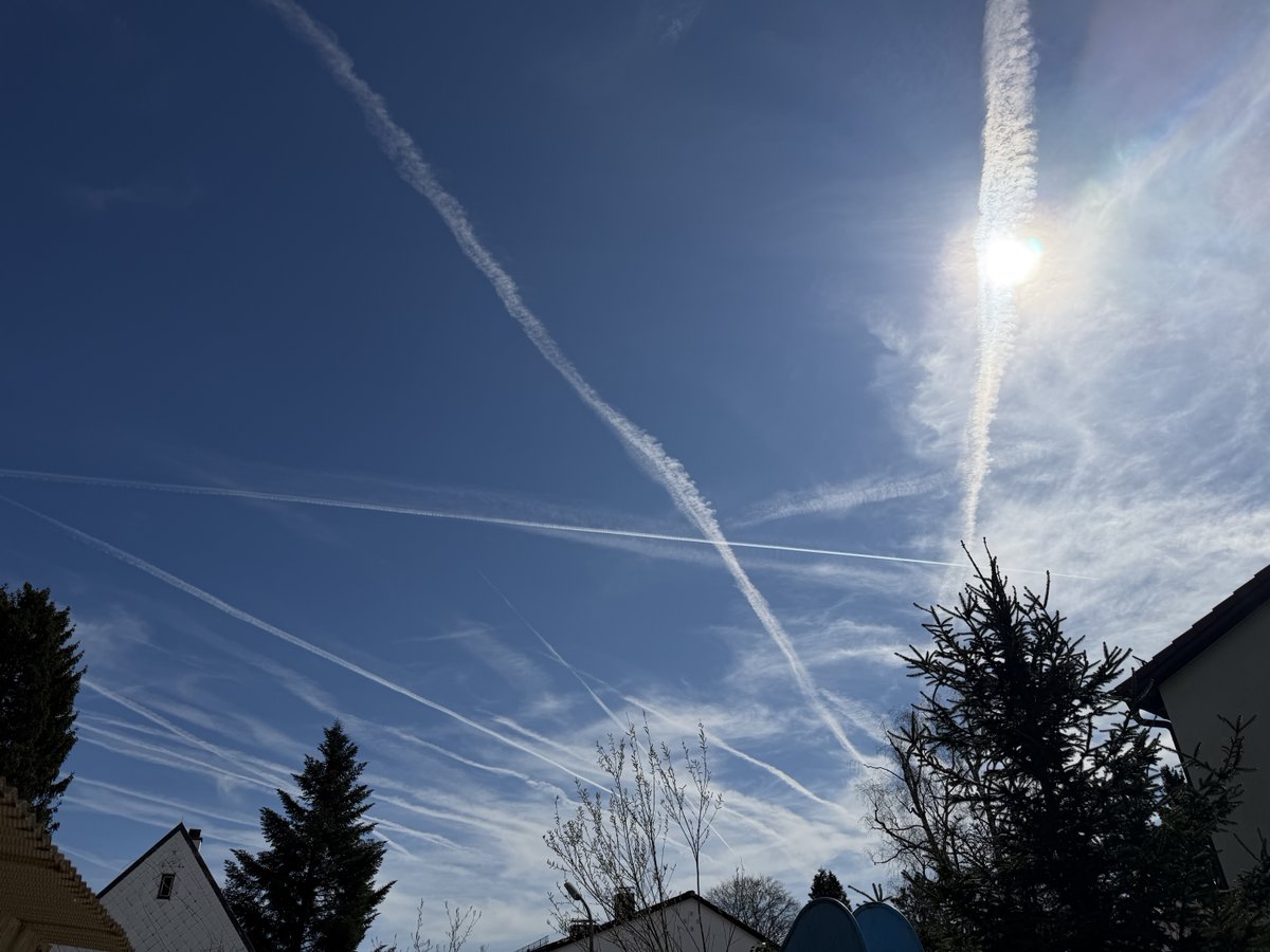 JackPfleiderer's tweet photo. Ein CIA Freund von mir hat mir eben mitgeteilt dass heute der inoffizielle Geoengineering Day ist, und heute42.000 Flugzeuge weltweit sprühen. Das ist ein riesengroßes Happening 😎☠️ https://t.co/D3tQPowIoN