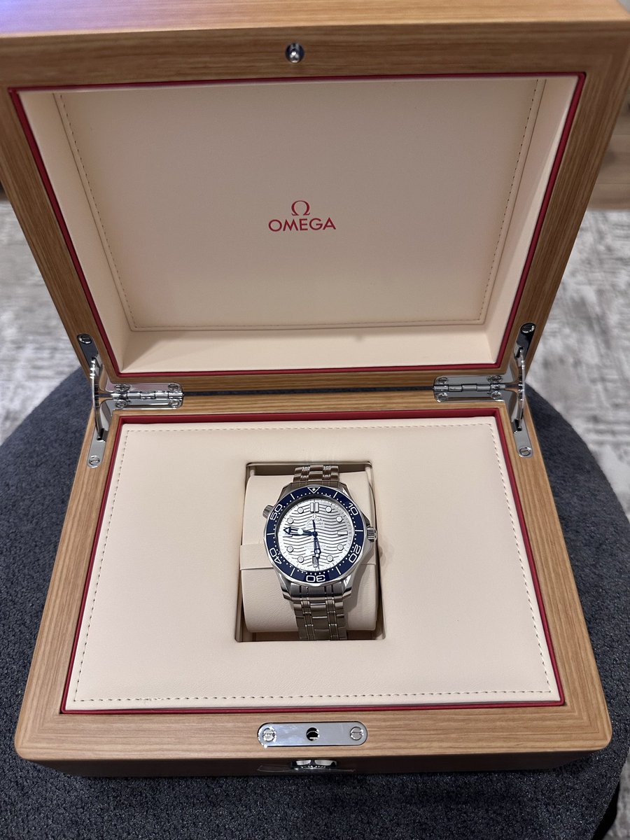 syJackaL's tweet image. Why don’t people prefer the grey dial seamaster pro 300 ? By the way i love it 🙂. #watches #seamaster #watchcollector #horology #omega