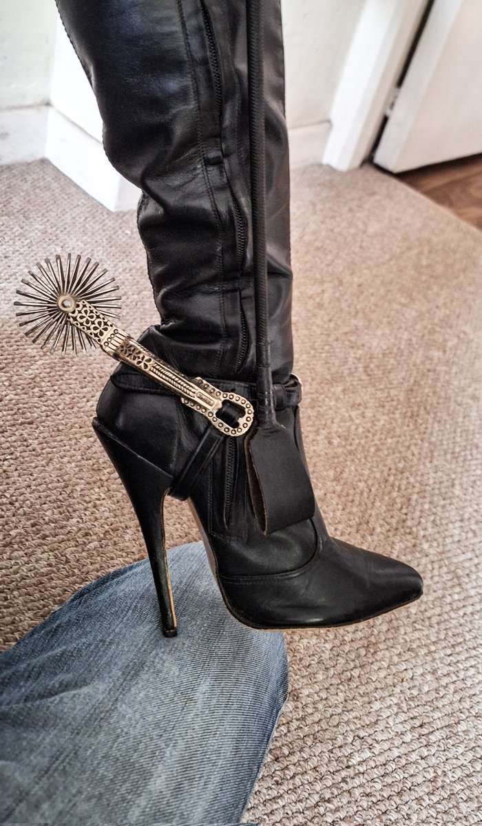 Leather Vikki tweet media