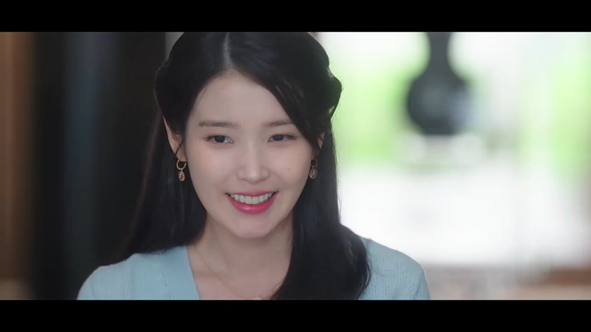 yg gw suka dari perfect crown ituu bisa ngeliat IU lagi dgn berbagai skin kayak di hotel del luna😂 gw suka bgt liat jang manwol gonta ganti style tiap hari dan semuanya CAKEP😭😭💖 dan skrg seong huiju juga gitu dan even PRETTIER. sumpil sesuka itu liat IU diutak atik