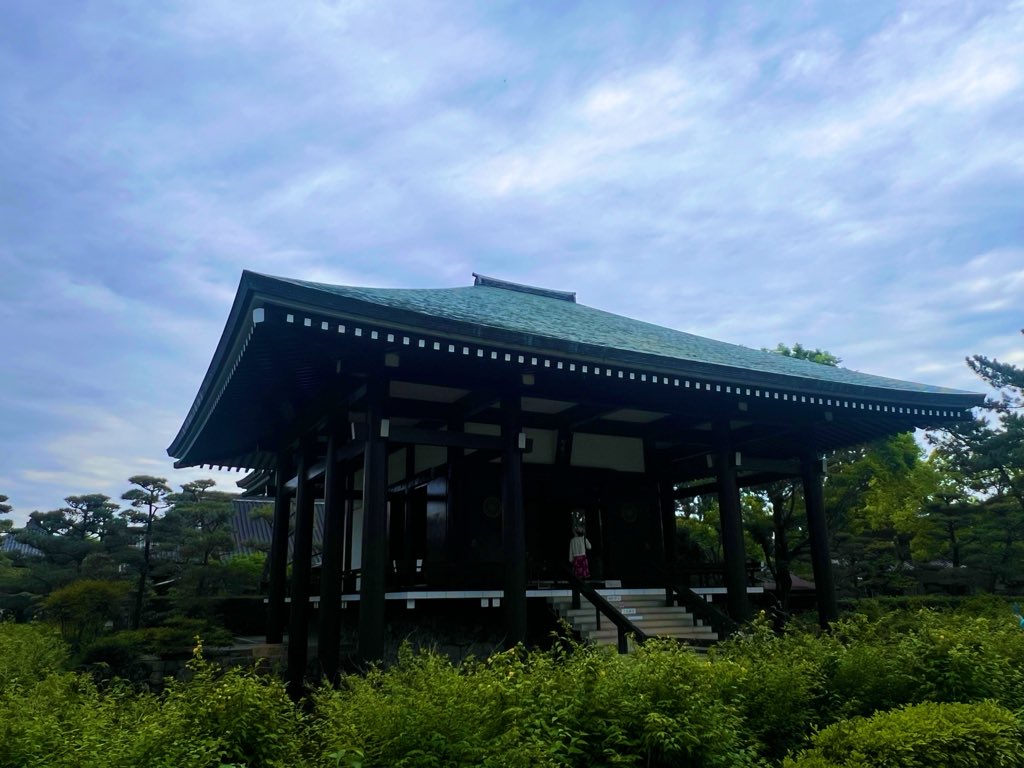 P96684568's tweet photo. 歴史上重要な法隆寺金堂に入ると身が引き締まる感じでした

中宮寺の弥勒菩薩像は、包み込むような雰囲気ありますね

#法隆寺 #法隆寺夢殿 #中宮寺 #法起寺 https://t.co/ZqpARQxD4H