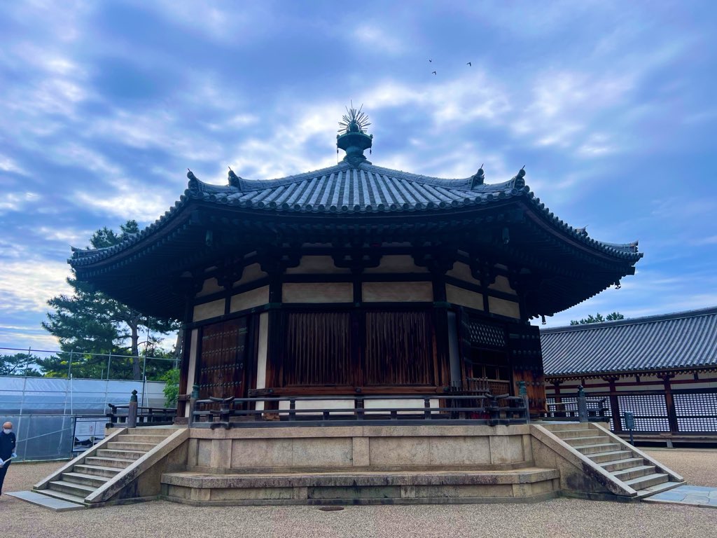 P96684568's tweet photo. 歴史上重要な法隆寺金堂に入ると身が引き締まる感じでした

中宮寺の弥勒菩薩像は、包み込むような雰囲気ありますね

#法隆寺 #法隆寺夢殿 #中宮寺 #法起寺 https://t.co/ZqpARQxD4H