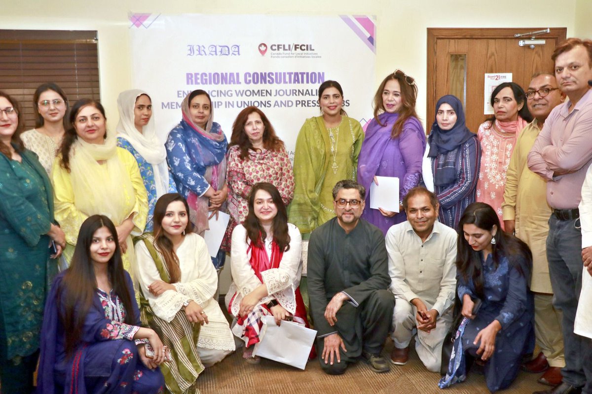 CanHCPakistan's tweet image. This year #CFLI 🇨🇦 worked with @iradaPakistan to support female voices in Pakistan 🇵🇰. 

#Training women journalists for leadership in unions, auditing newsrooms for gender gaps &amp;amp; turning research into action. #WomenInMedia

✍️ 📻 📰♀️