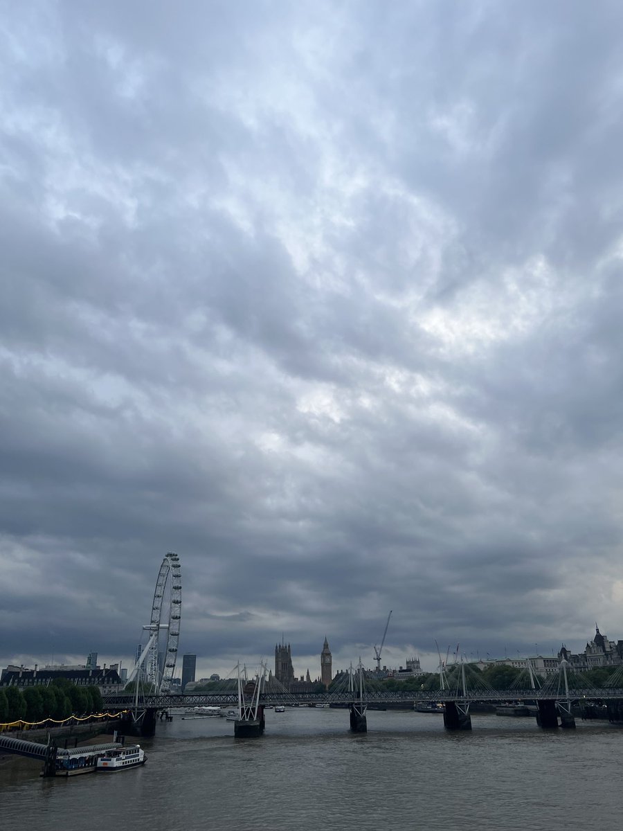 k_simmons511's tweet image. Beautifully-atmospheric stormy-grey weather in my favourite city in the world! #London #birthdaytrip