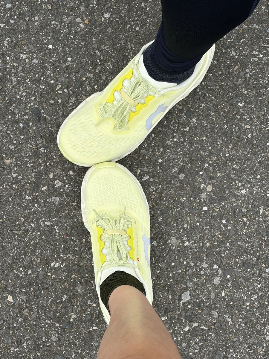chocolate484848's tweet image. こんにちは😊
本日の #running 🏃‍♀️🏃‍♂️
初 #On 👟 #Cloudmonster3

履き心地はやや硬めで安定感あり。
走ると沈み過ぎずイイ👍 
登りが走りやすかったのも好印象✨

シューレース固定バンドなど細部も工夫あり!!
オシャレなだけじゃないOn😁

気持ちも上げて楽しく走ろうと思います☺️💛