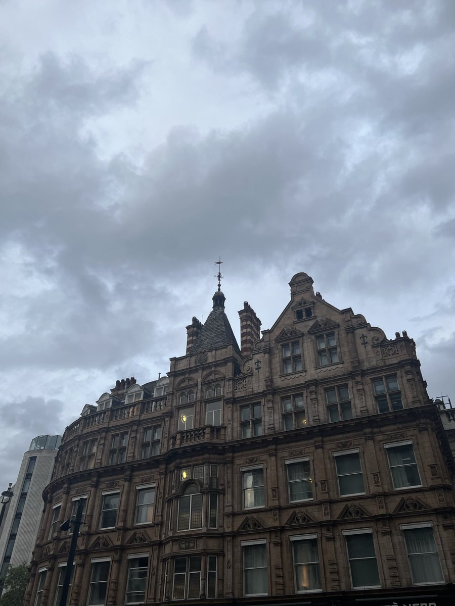 k_simmons511's tweet image. Beautifully-atmospheric stormy-grey weather in my favourite city in the world! #London #birthdaytrip