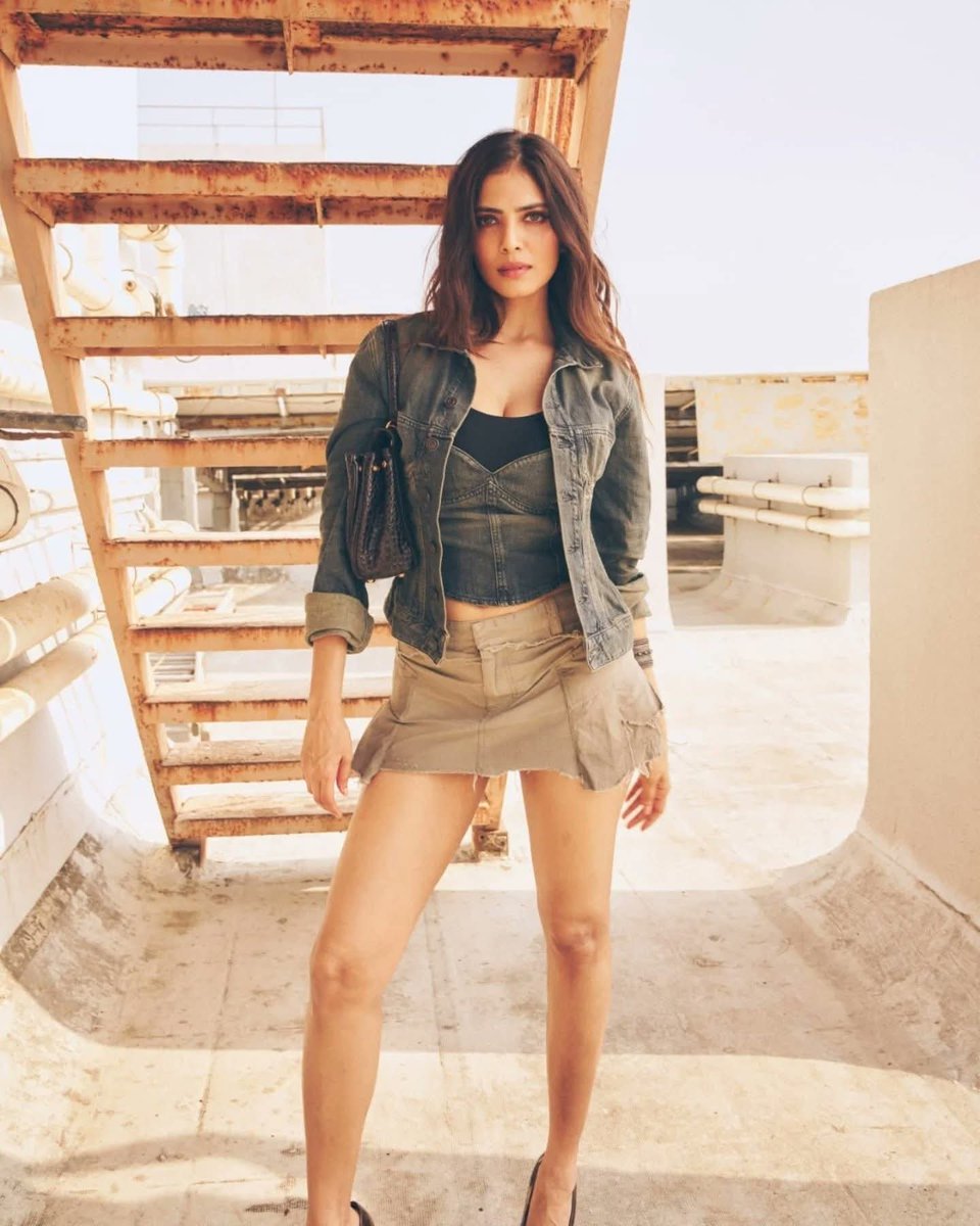 AllAboutCelebss's tweet image. Malavika Mohanan  just owned Denim Day and left no crumbs! 

#malavikamohanan #DenimDay