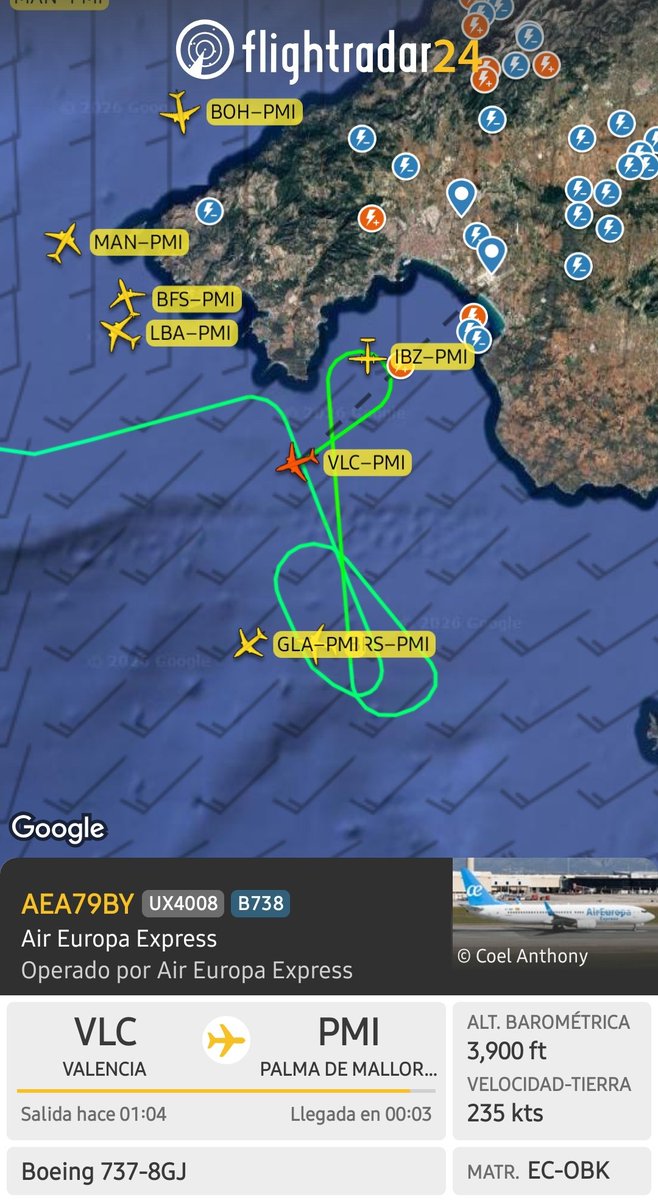 controladores's tweet image. En los últimos 45 minutos solo una tripulación ha conseguido aterrizar en #Palma. Mientras, otras tripulaciones interrumpen la maniobra de aproximación por seguridad. 
Día de tener mucha paciencia.