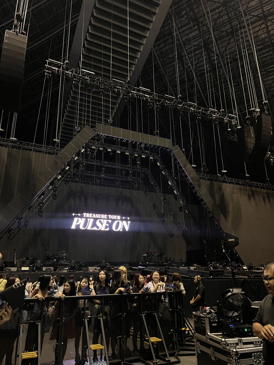 ehh sumpahh stage nya kok pendek? seru banget jadi lebih deket keliatan nya😭