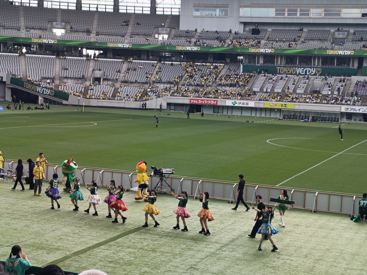 _kurume's tweet photo. PK戦に備えて5杯目のビールを買い、小銭を数えている最中に決勝ゴールが決まり見逃しました。
売り子さんの太陽のような笑顔を見られたので良しとします。
#東京ヴェルディ #ヴェルディ #北澤豪
#勝野みなみ #appare https://t.co/j8KlonfCMv