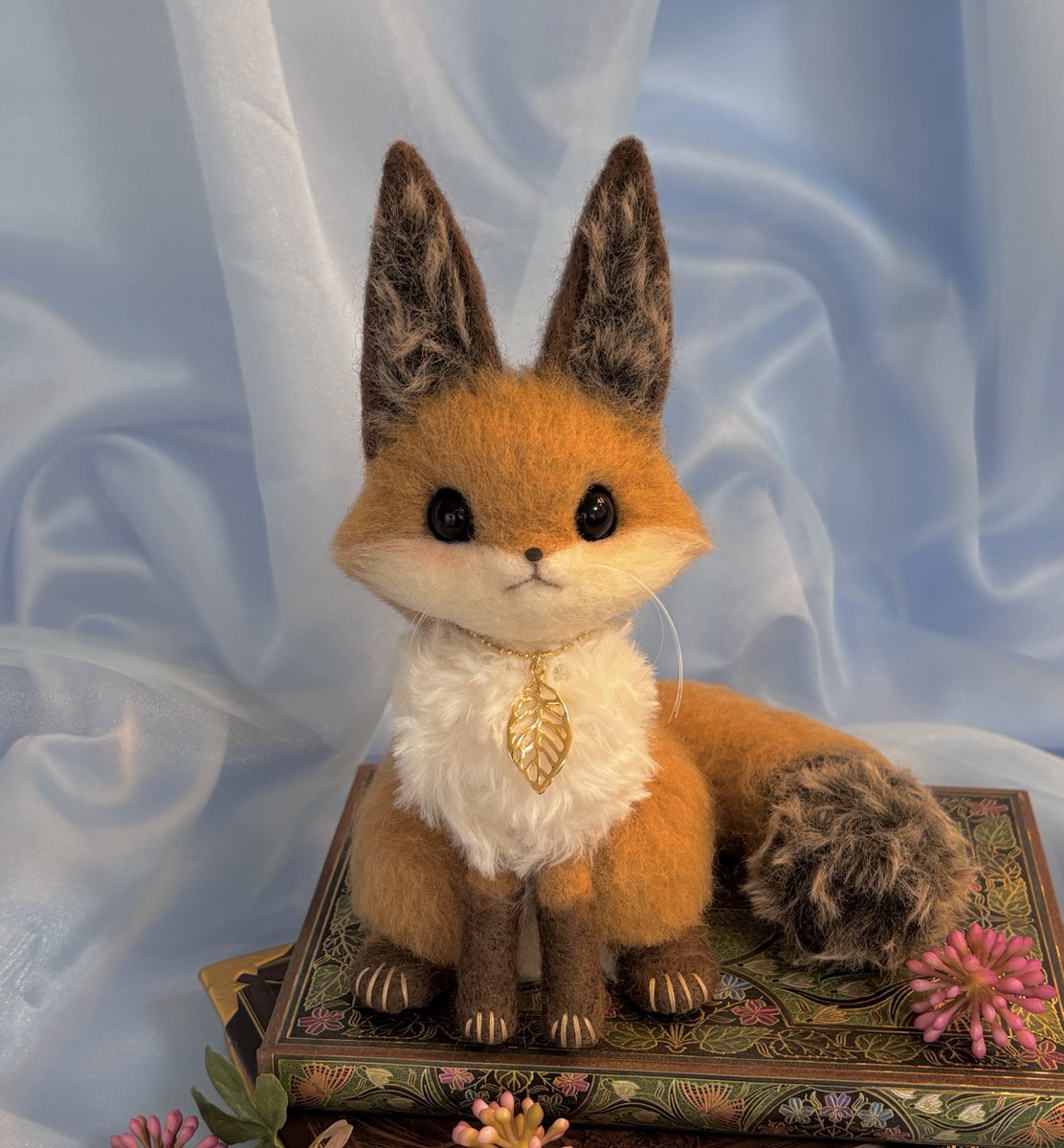 ふわふわキタキツネちゃん　羊毛フェルト　ハンドメイド キタキツネちゃんも販売中です🦊 プロフィールのリンクからご覧頂け