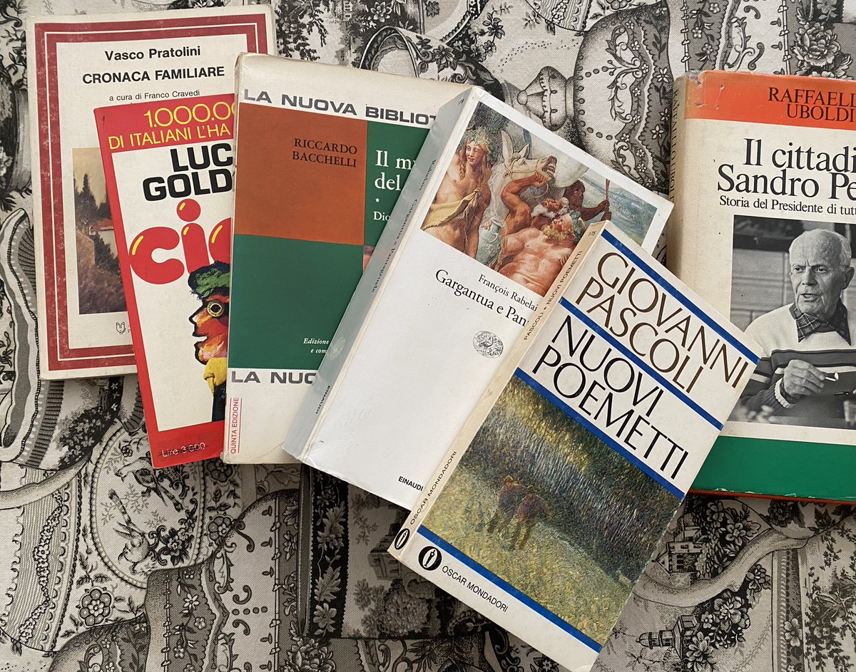 ilmiosubconscio's tweet image. Domenica mattina non lo vuoi fare un salto al mercatino del baratto #libri ?! Ma sì, prendi anche i doppioni dai, perché non puoi vedere un Pascoli o un Bacchelli abbandonati, Steinbeck pure!! 🫵🤷‍♀️vado per liberarmi e torno più carica di prima, vabbè 🙄🤦‍♀️