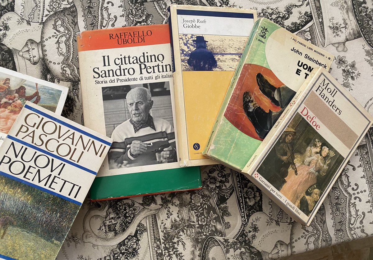 ilmiosubconscio's tweet image. Domenica mattina non lo vuoi fare un salto al mercatino del baratto #libri ?! Ma sì, prendi anche i doppioni dai, perché non puoi vedere un Pascoli o un Bacchelli abbandonati, Steinbeck pure!! 🫵🤷‍♀️vado per liberarmi e torno più carica di prima, vabbè 🙄🤦‍♀️