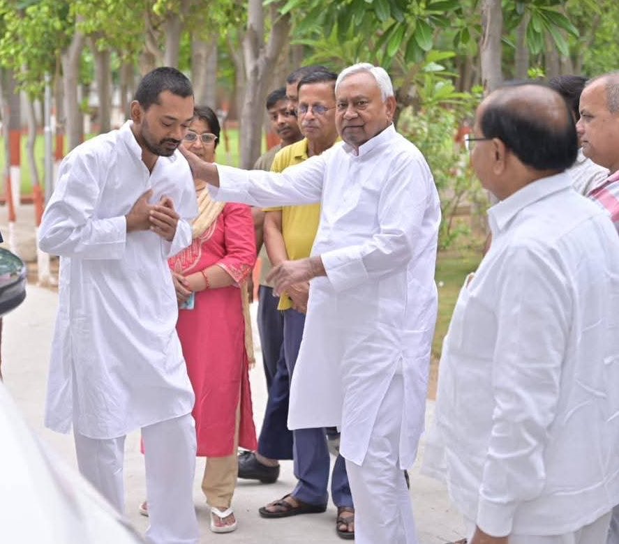 SdDurgesh's tweet image. Bihar: @Jduonline leader @Nishantjdu has entered the political arena under the mentorship of Nitish Kumar. Now, his political journey will be defined by his own capability and performance. 

#bihar #PoliticsLive #PoliticsToday #NitishKumar #NishantKumar #SadbhavanaYatra