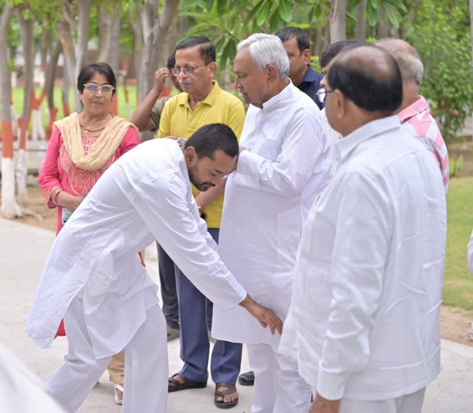 SdDurgesh's tweet image. Bihar: @Jduonline leader @Nishantjdu has entered the political arena under the mentorship of Nitish Kumar. Now, his political journey will be defined by his own capability and performance. 

#bihar #PoliticsLive #PoliticsToday #NitishKumar #NishantKumar #SadbhavanaYatra