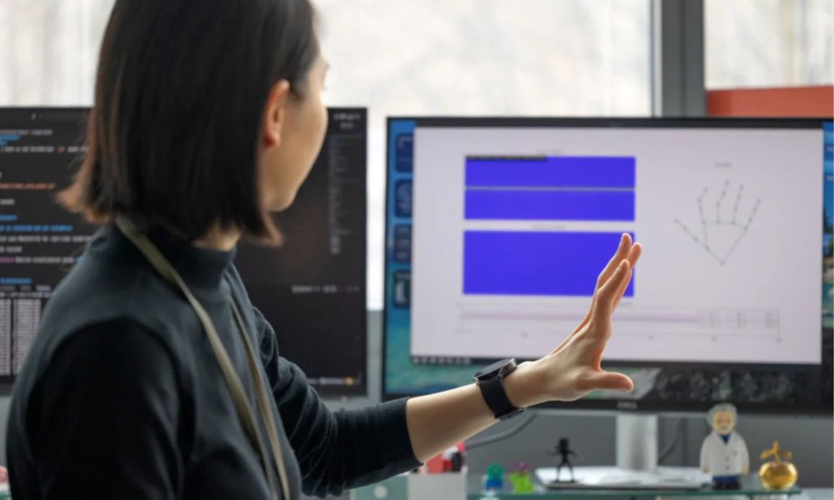 BlogNT's tweet image. 🤯 Magique ? Non, acoustique ! Le projet WatchHand permet de transformer n'importe quelle montre connectée en capteur gestuel 3D sans ajouter le moindre matériel. 🛠️📡

Contrôlez vos appareils d'un simple geste ici 👇

blog-nouvelles-technologies.fr/365516/watchha…

#WatchHand #Smartwatch #Innovation