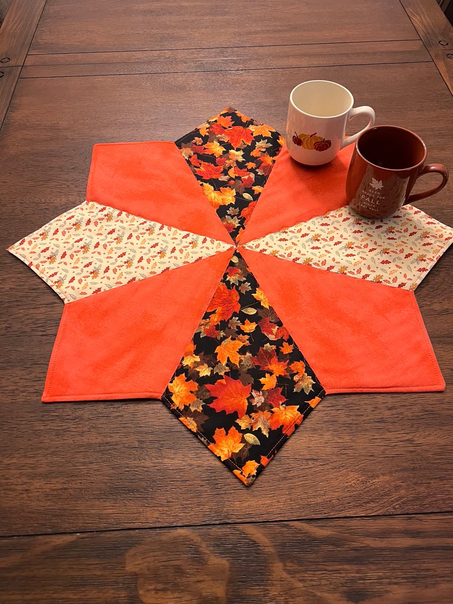 angelhw1956's tweet image. Quilted Fall/Thanksgiving Table Topper tuppu.net/46e62911 #TeaTimeQuiltsnMore #Etsy #Thanksgiving