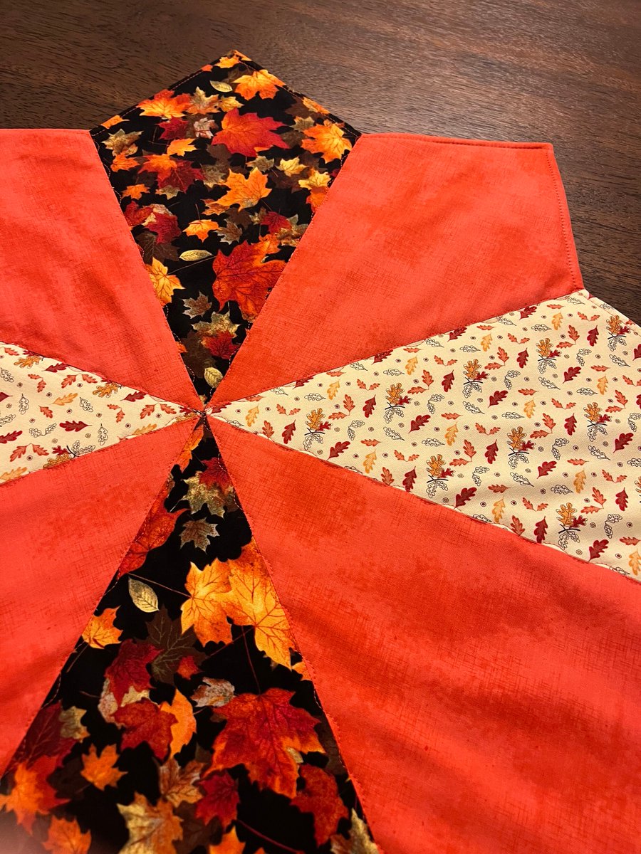 angelhw1956's tweet image. Quilted Fall/Thanksgiving Table Topper tuppu.net/46e62911 #TeaTimeQuiltsnMore #Etsy #Thanksgiving