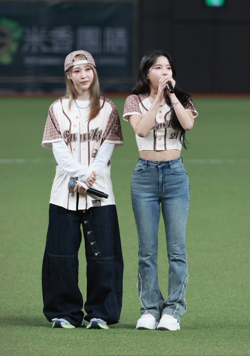 moo_moo_0619_cf's tweet image. 260503☀️🌙 心動時刻
😍🥰
#MamamooPlus 
#Solar #솔라
#Moonbyul #문별