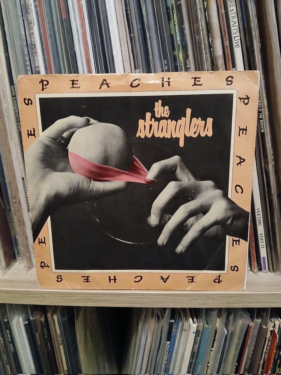 clairywairy88's tweet image. "Strolling along, minding my own business. Well, there goes a girl and a half, she's got me going, up and down, she's got me going, up and down..." 🍑 #Peaches (1977) #TheStranglers #HughCornwell #JJBurnel #DaveGreenfield #JetBlack Happy #StrangledSunday all!x 🍑