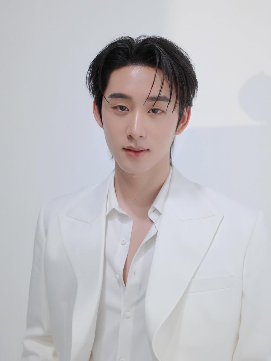 w_est_w's tweet image. 진짜 하얗고 예쁘다 천사인 줄

#MyskinfeelsthelightEST 
#EstxINGU #est_rvp