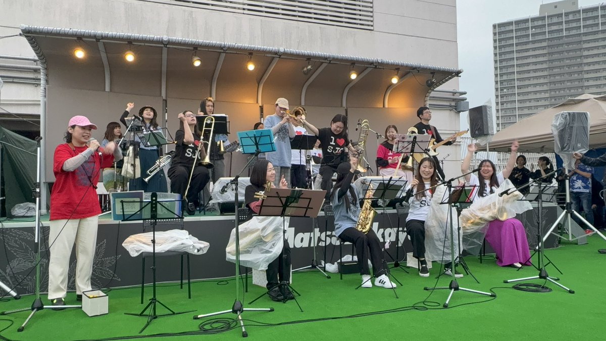 soundjack_SJO's tweet photo. 雨の中ご覧いただきありがとうございました！
予定していた曲全てやりきりました。次回は茨木ジャズフェスティバルでお会いしましょう〜 https://t.co/te2GEvbZ4O