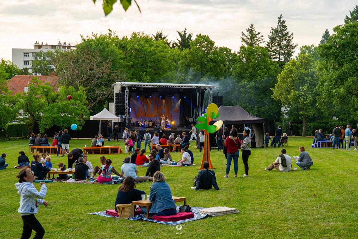 VilleDeVichy's tweet image. [#Festivals] 🎶 𝐀̀ 𝐕𝐢𝐜𝐡𝐲, 𝐥’𝐞́𝐭𝐞́ 𝐯𝐢𝐛𝐫𝐞 𝐚𝐮 𝐫𝐲𝐭𝐡𝐦𝐞 𝐝𝐞𝐬 𝐟𝐞𝐬𝐭𝐢𝐯𝐚𝐥𝐬.
2 RDV à ne pas manquer en 2026 :
• Festival Alice – 5 &amp;amp; 6 juin
📍 Château de Presles, Cusset
• En mode Festi – 11 au 13 juillet
📍 Théâtre de verdure, Bellerive-sur-Allier
