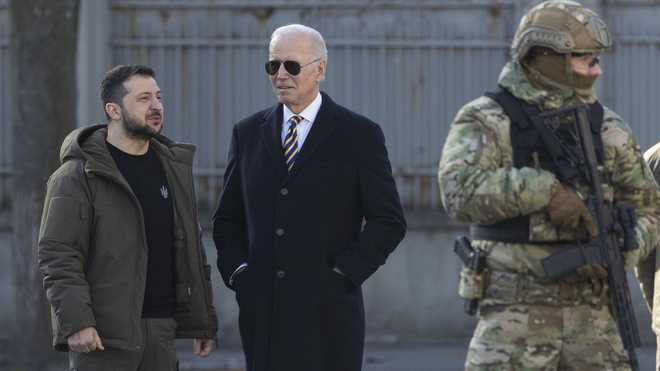 sadepiippu's tweet image. President Biden made a visit to Kyiv in 2023 walking through the city as air raid sirens blared to show America stands with Ukraine.

Donald Trump doesn’t have the balls to do the same.