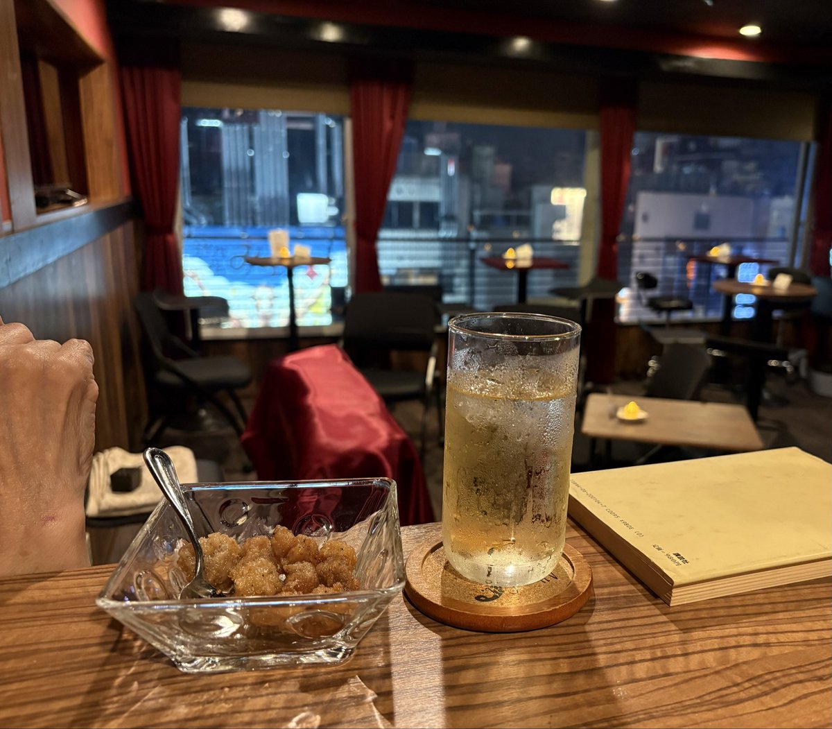 BarTriumph's tweet photo. 読みかけのページを伏せて、
ひと息。

グラスを傾けながら、
静かに流れる時間。

会話と空間を味わう、静かな夜を。

#バートライアンフ
#BarTriumph
#1人飲み
#隠れ家バー https://t.co/f79nrRNsQQ
