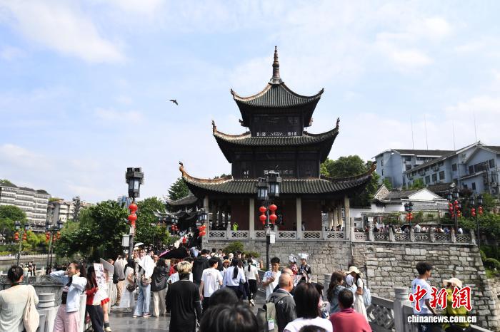 Echinanews's tweet image. #ChinaVibes People across the country are going outdoors to enjoy the five-day #MayDay #holiday, which began on May 1.