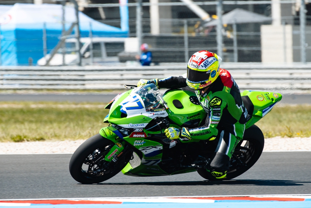 DomiAegerter77's tweet photo. #HungarianWorldSBK It's already #RaceSunday and #WarmUp2 ✅
🅿️2️⃣2️⃣ - 1´43.891 +1.392; Race2️⃣ starts at 14:00 LT
#DA77 with @PuccettiRacing at #BalatonParkCircuit
@WorldSBK #WorldSSP Round4️⃣ of the season
#ARAI
#IXS
#FiveGloves
#DaytonaBoots https://t.co/OelZp75uTT